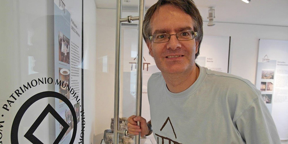 Ein strahlender Urs Leuzinger im klimatisierten Raum der Pfahlbauer im Museum für Archäologie 