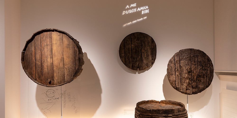 Blick in den klimatisierten Ausstellungsraum mit römischen Weinfässern und deren Kritzeleien aus dem Alltag