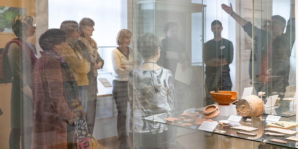 Themenbezogene Gruppenführung mit Besucherinnen in den Räumen des Museums für Archäologie Thurgau