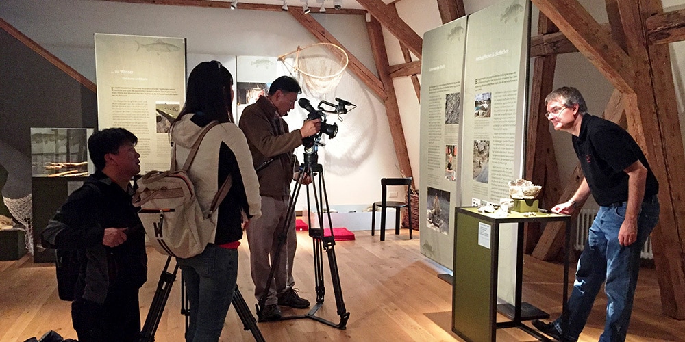Kamerateam bei einem Medienbericht zu einer Ausstellung mit Urs Leuzinger 