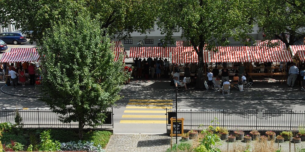 Blick auf die aneinandergereihten Marktstände auf der Promenade 